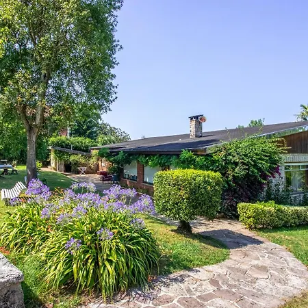Con Gran Jardin Y Piscina Holiday home La Cavada