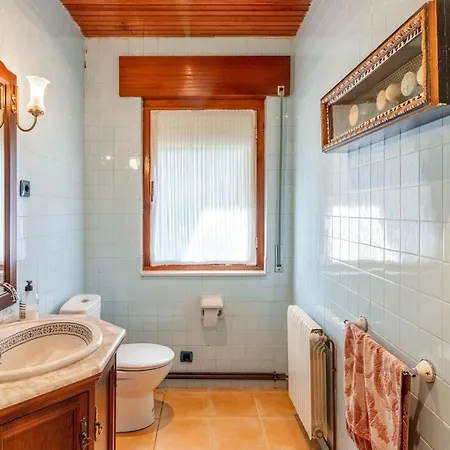 Con Gran Jardin Y Piscina Holiday home La Cavada