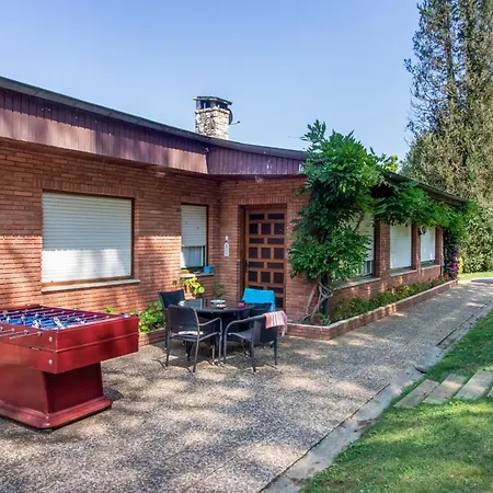 Con Gran Jardin Y Piscina Holiday home *