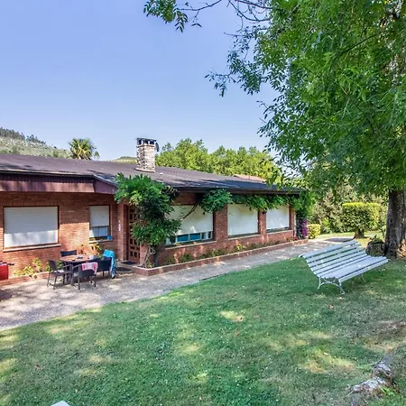 Con Gran Jardin Y Piscina Holiday home