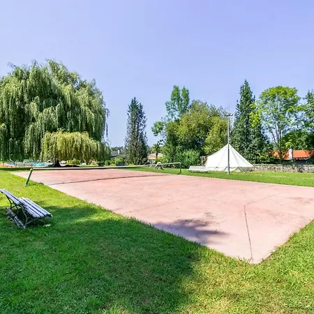 Con Gran Jardin Y Piscina